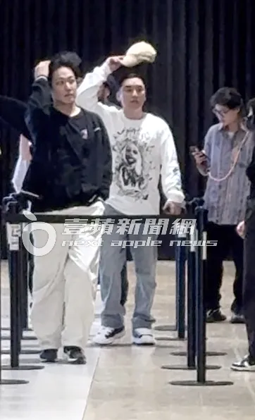 勝利將反戴的帽子拿起來透透氣。特勤中心攝