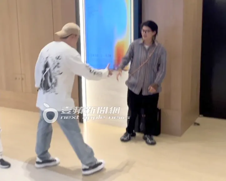 勝利一一與工作人員握手問好相當有禮貌。特勤中心攝