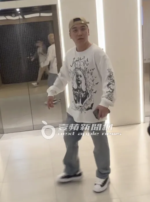 勝利一身休閒裝扮現身展場看展。特勤中心攝