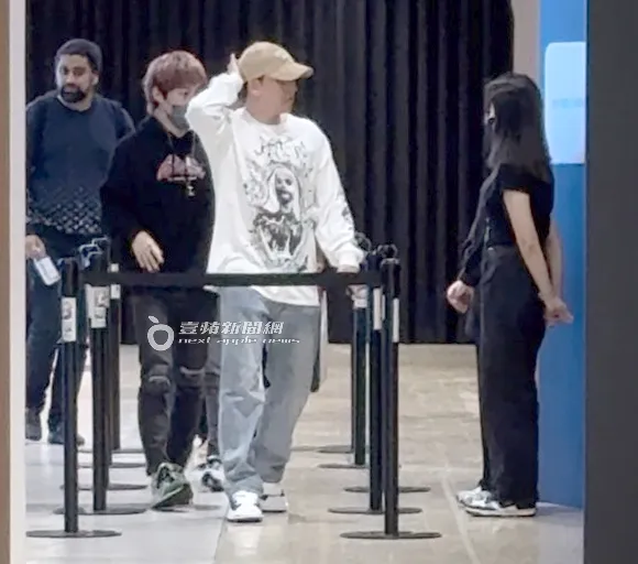 勝利帥氣地將帽子戴好後進入展場看展。特勤中心攝