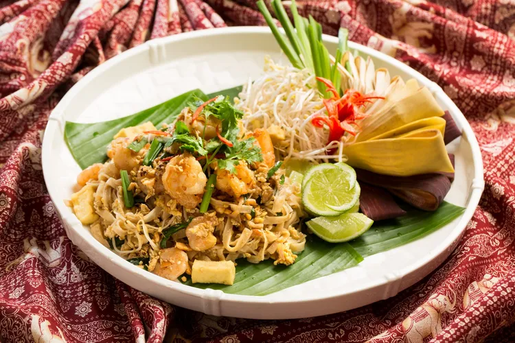 凱菲屋「遊食曼谷」泰式海鮮炒河粉加上爆香蒜片後乾煸松阪豬，醬香夠味。業者提供