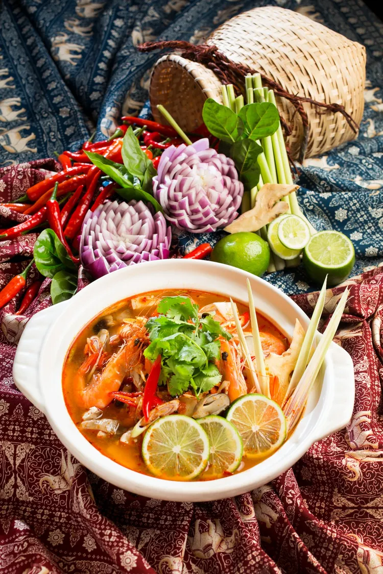 凱菲屋「遊食曼谷」海鮮冬蔭功有鮮蝦、中卷等海鮮搭配肉丸及現燙泰國米線的誘人滋味。業者提供