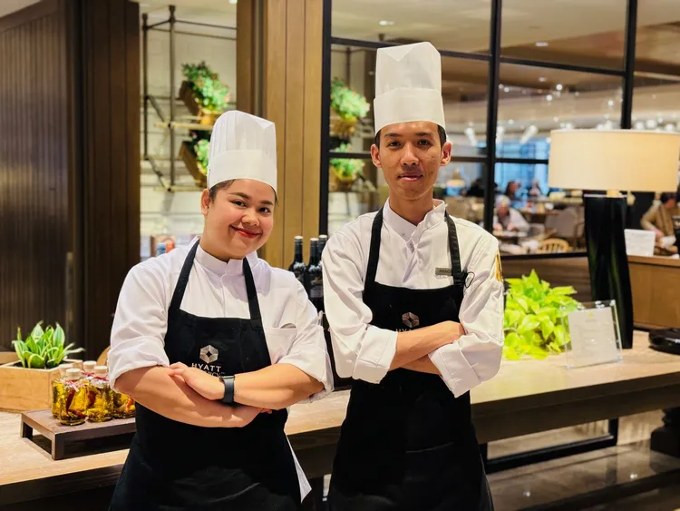 曼谷素坤逸凱悅酒店客座主廚Phone (左)及Prince (右)於凱菲屋午餐及晚餐時段獻上道地泰國美味吃到飽。業者提供