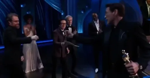 奥斯卡争议｜小劳勃道尼夺奖上台「无视」关继威　「没有礼貌」被炎上