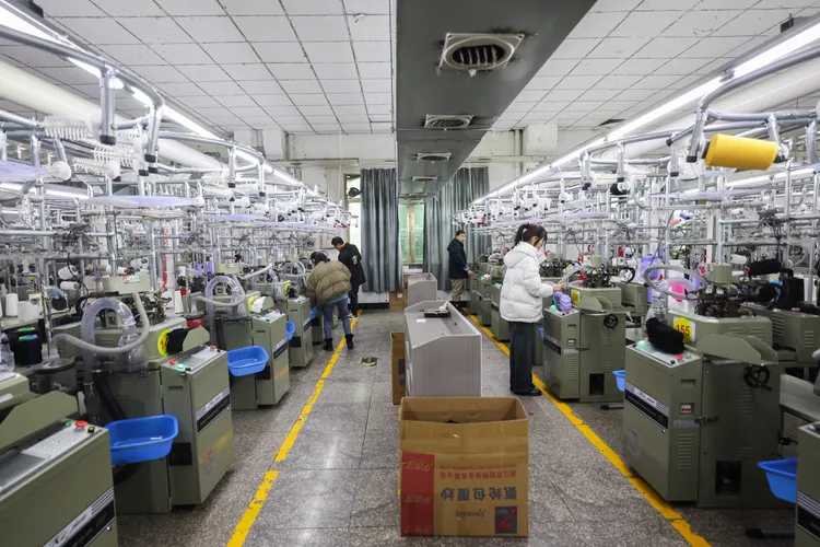 浙江諸暨一間襪業公司，工人趕製出口北美的襪子訂單。新華社