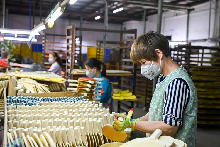 廣西興業一間生產乒乓球拍的企業正趕訂單。新華社