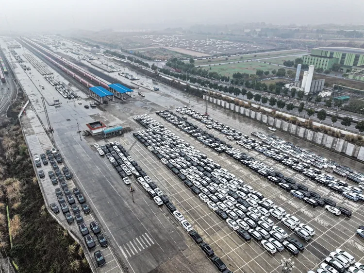 重慶魚嘴站，等待裝車出口的商品車。新華社