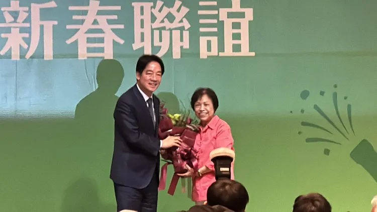 賴清德與在黨部工作17年的清潔阿姨合影。潘袁詩羽攝