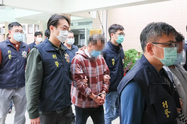 嫌犯移送。航警局提供