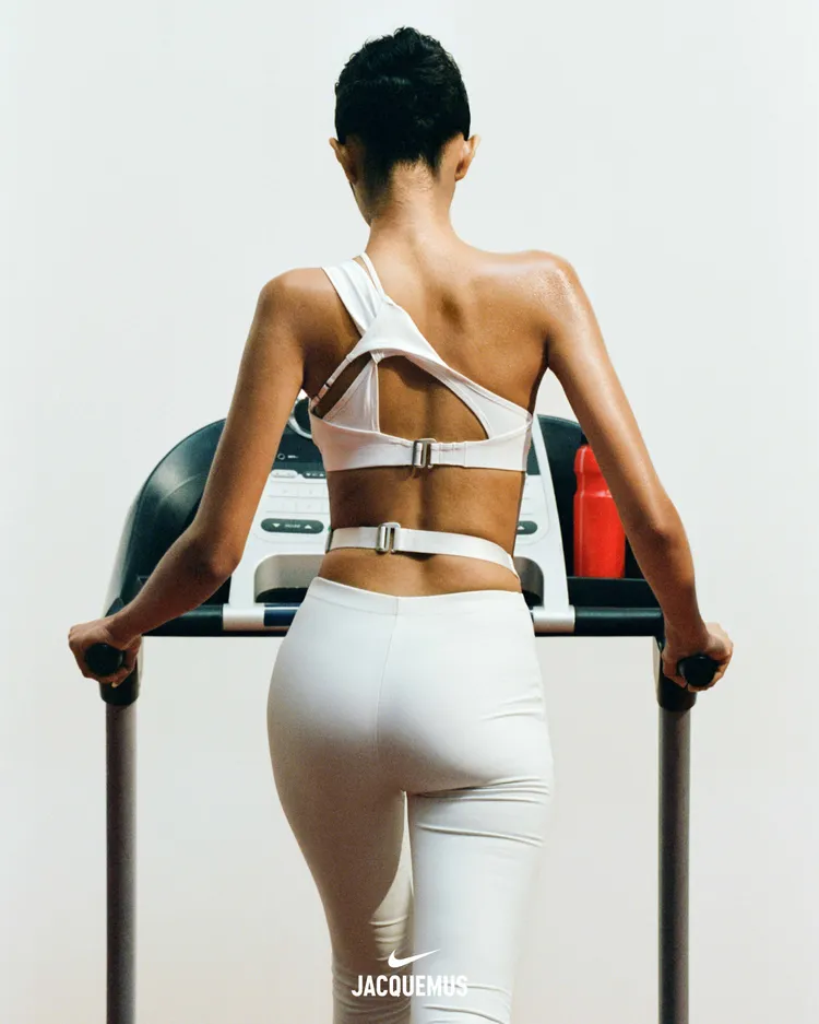 運動內衣透過不對稱線條打造獨特外觀。品牌提供