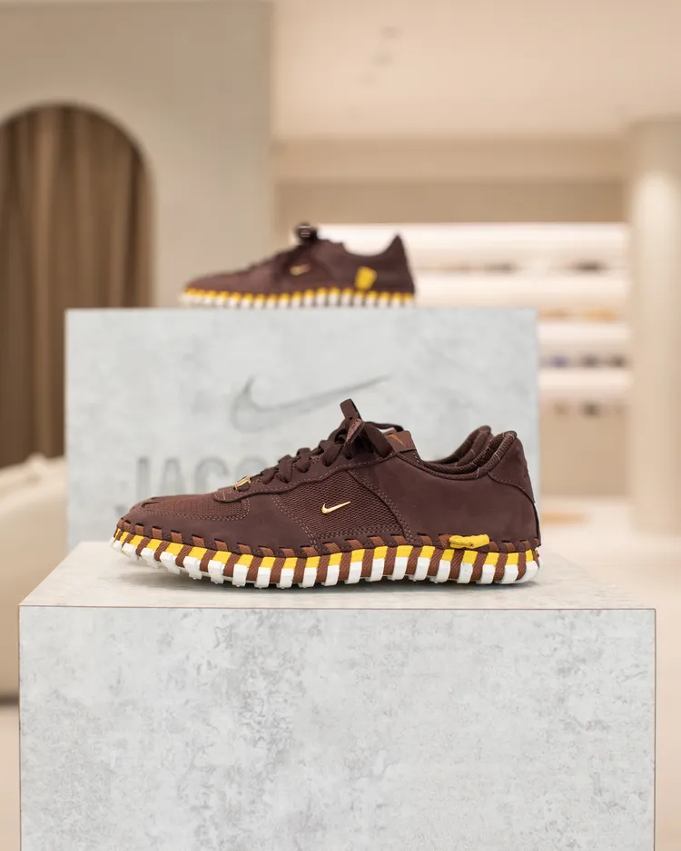 新款J Force 1將棕色絨面材質搭配搶眼黃白鞋底，4500元。品牌提供