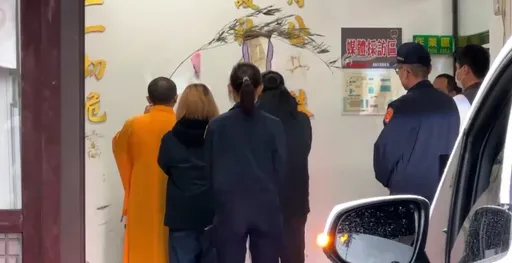 枉死警家屬八堵派出所招魂!同仁雨中列隊送別 悲喊:昱鴻任務結束、一路好走