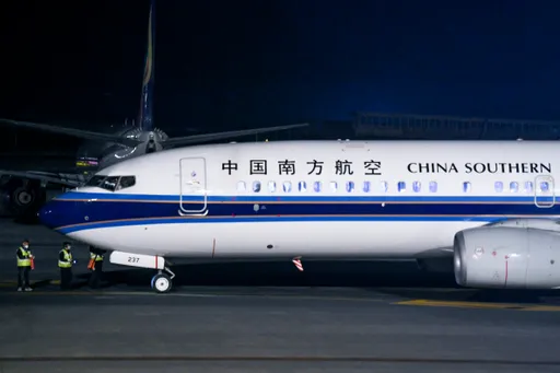 以為許願池?又有乘客朝引擎丟硬幣祈福 飛機大延誤