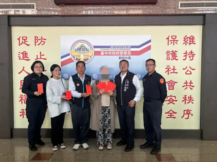 中市第四分局長李建興（右二）與南屯所長廖雲傑（右一），募款協助張女度過難關。警方提供