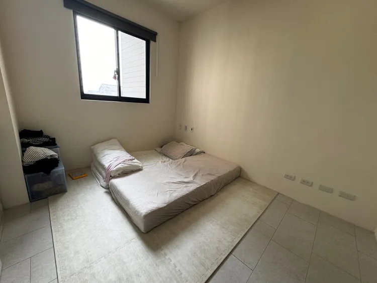 張女臥室只有床墊。警方提供