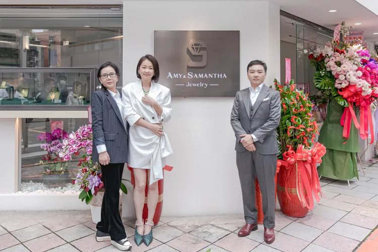 六月（中）出席AMY&SAMANTHA JEWELRY品牌旗艦店開幕，品牌創辦人Amy（左）和品牌總經理Samatha。AMY&SAMANTHA JEWELRY提供