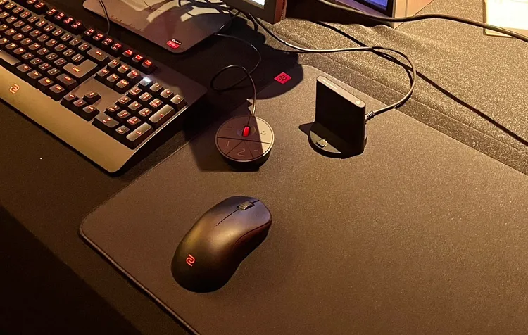ZOWIE 全新 U2 無線電競滑鼠，搭配高穩定的抗干擾基地台，強化無線訊號穩定性，降低遊戲中因無線傳輸所造成的掉幀及卡頓現象。周奕豪/攝影