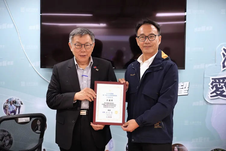 柯文哲頒中央委員證書予新竹市議員李國璋。民眾黨提供