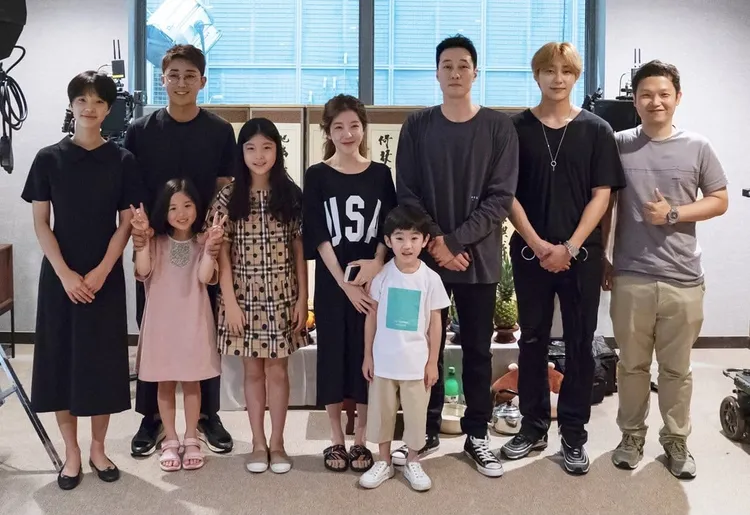 金聖柱（右二起）參與過蘇志燮主演的《我身後的陶斯》。翻攝naver