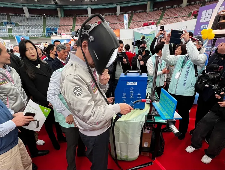 張善政實際體驗特色情境實作。桃園市府提供