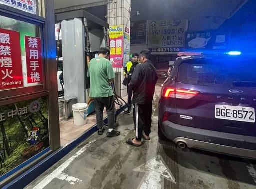 桃園男騎車至雲林參加媽祖繞境!返家途中騎到沒油 大園警伸援手襄助