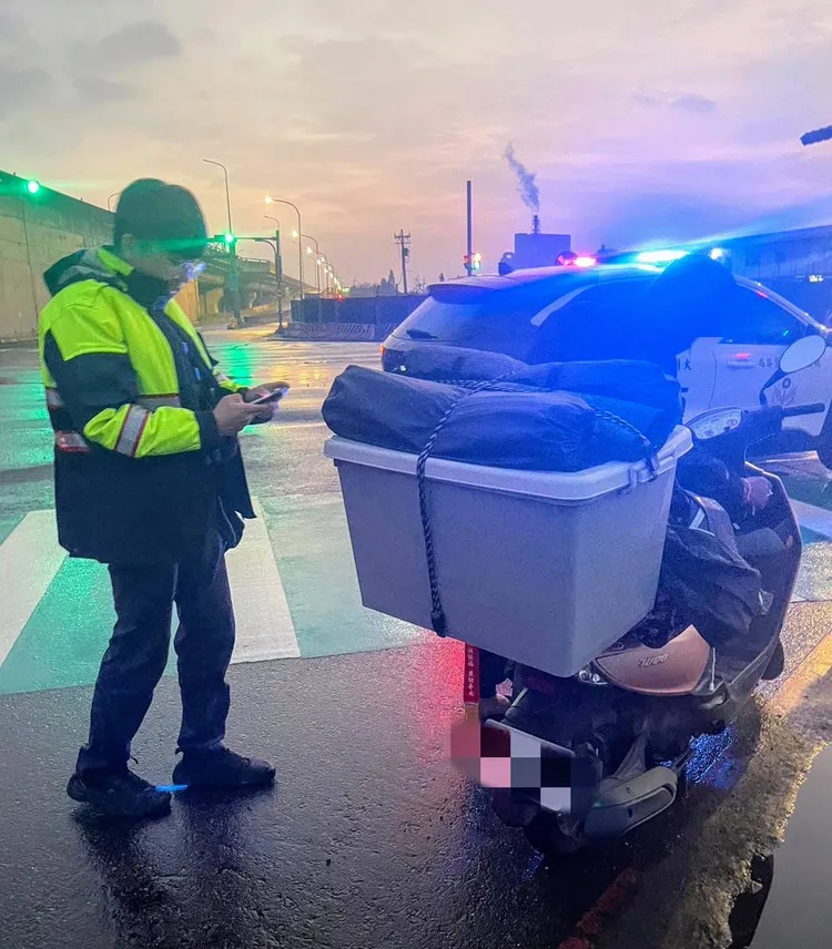 警員巡邏發現下車了解狀況。大園警分局提供