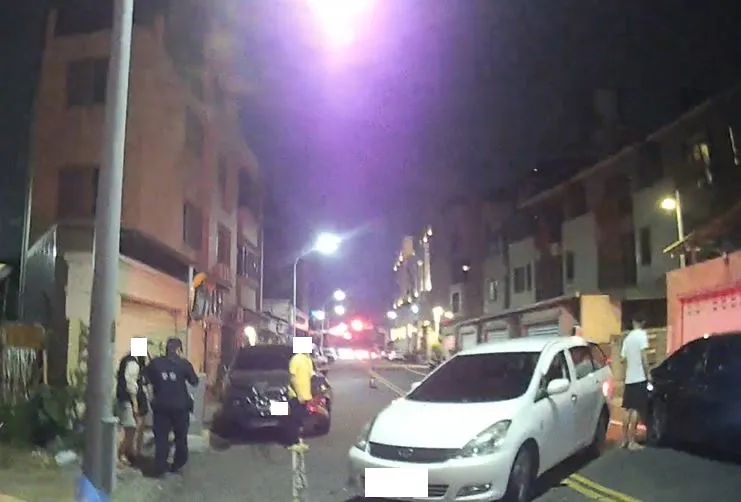 休旅車發生車禍後，往前滑行再撞上另輛休旅車，波及無辜路人。讀者提供