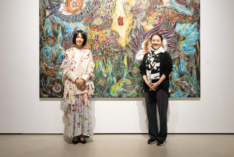 小松美羽與藝人曾寶儀合影。株式会社風土提供