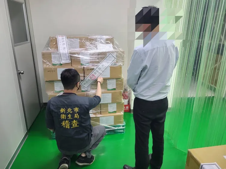三合興公司使用日本小林製藥紅麴原料，製成「納豆紅麴植物膠囊」，衛生局已封存原料、成品共405公斤。衛生局提供