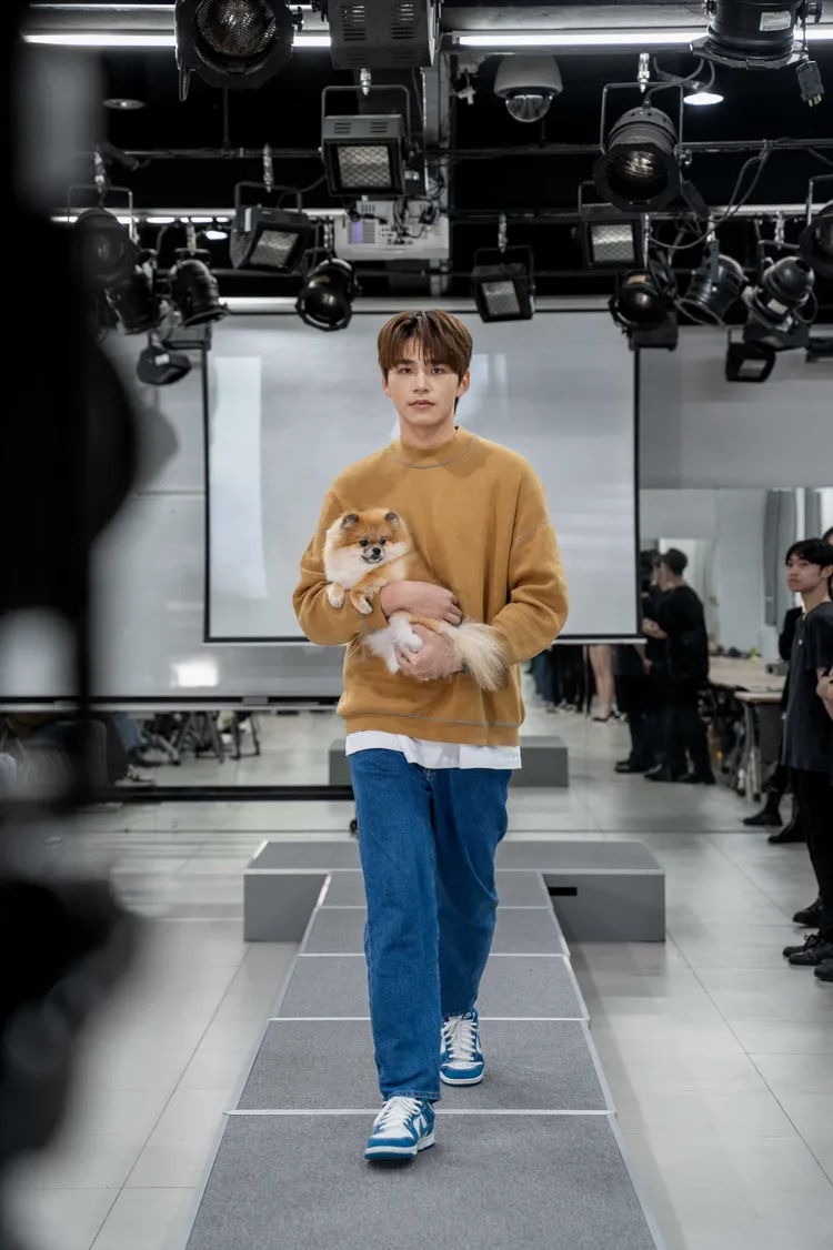 王品澔示範抱寵物走秀魅力破表。伊林提供
