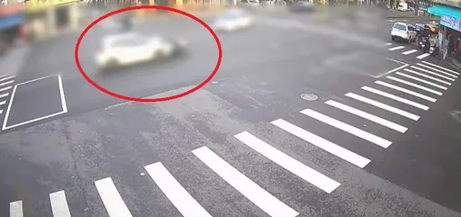 休旅車闖紅燈驚悚畫面曝光　騎士遭撞飛拖行腦死