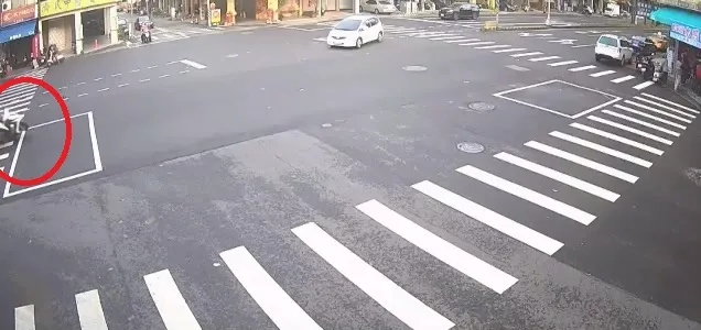 陳男機車被撞的瞬間。民眾提供