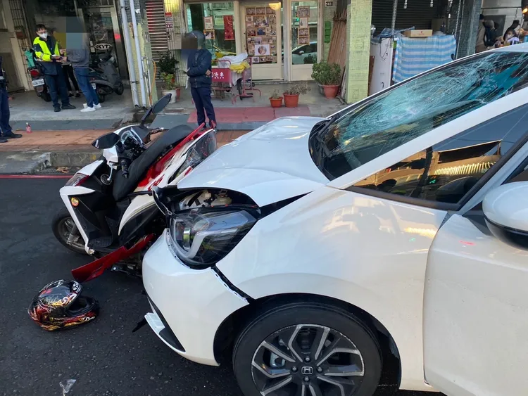 機車幾乎都撞到對折。民眾提供