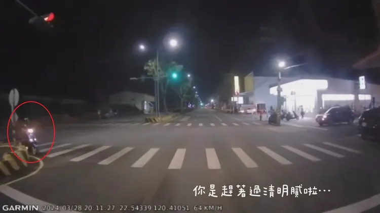 大車駕駛破口大罵機車騎士(紅圈處)闖紅燈「是在趕著過『清明』膩蛤」。翻攝自抖音hahardd