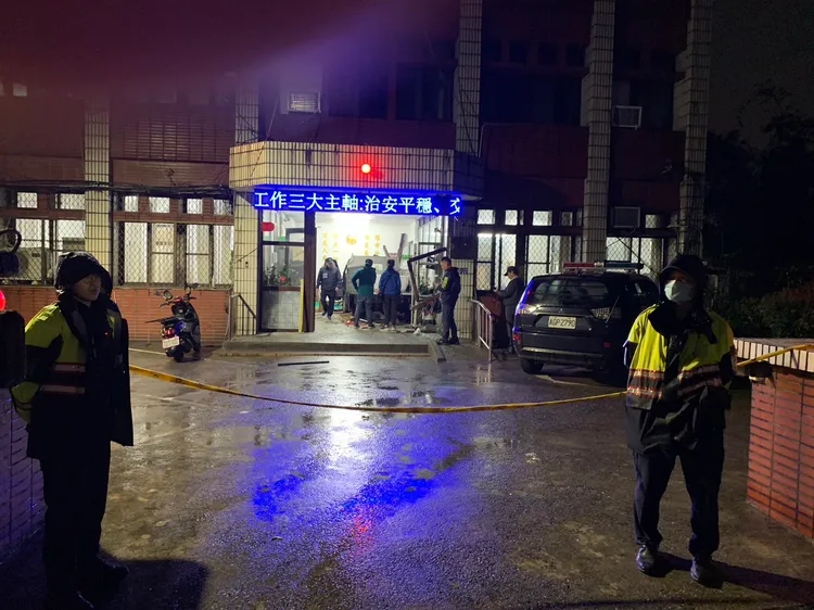 警員蘇昱鴻在派出所值勤時被小貨車撞死。記者葉先鵬攝影