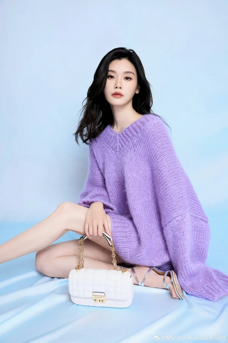 奚夢瑤拎上白色Tribeca鍊帶包。品牌提供