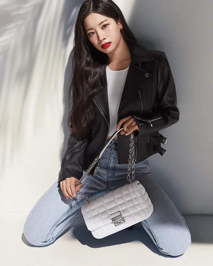 多賢演繹MICHAEL KORS Tribeca鍊帶包。品牌提供