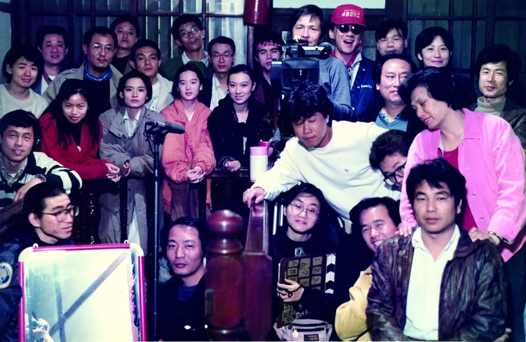 1991年《牯嶺街少年殺人事件》殺青合照，攝影師張惠恭（攝影機後）楊德昌（戴紅帽）與全體工作人員合影照。海鵬提供