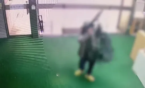 與槍手僅1步之距！數發部洽公女遭驅趕　下一秒槍響「玻璃大門全碎」