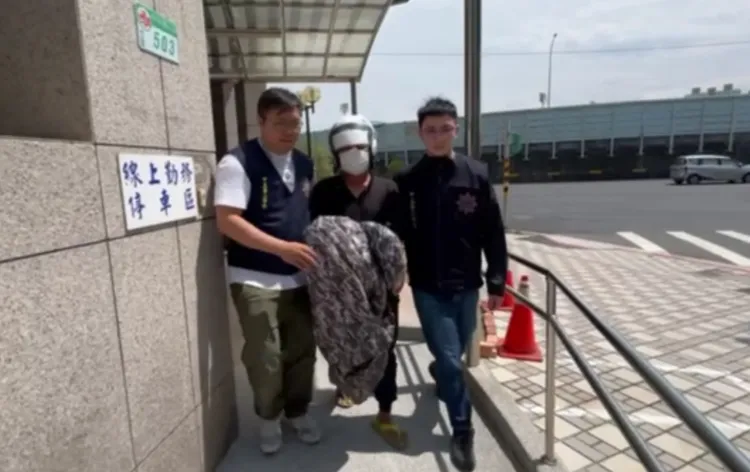 張男被警方帶回。翻攝畫面