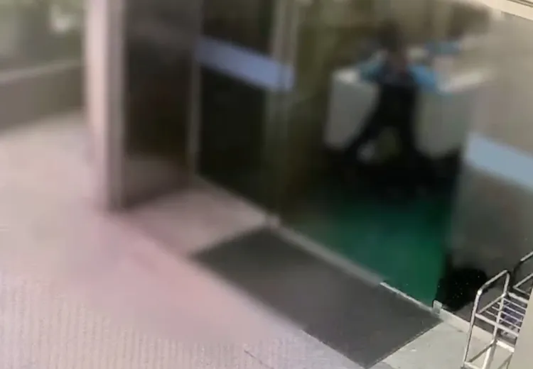 大樓警衛被嚇到。翻攝畫面