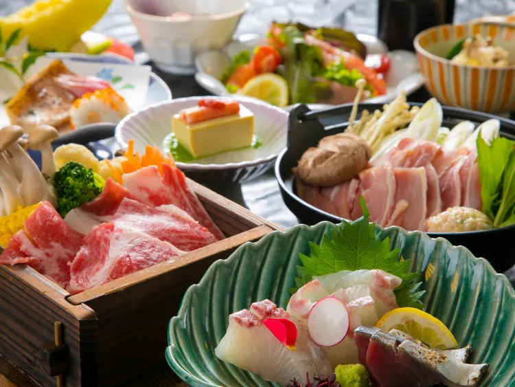 大分縣「別府葉山溫泉旅館」最高人氣的「海鮮溫泉地獄蒸，山茶花宴席方案」，使用當地時令與手工食材，讓旅客享用山海之恩。業者提供