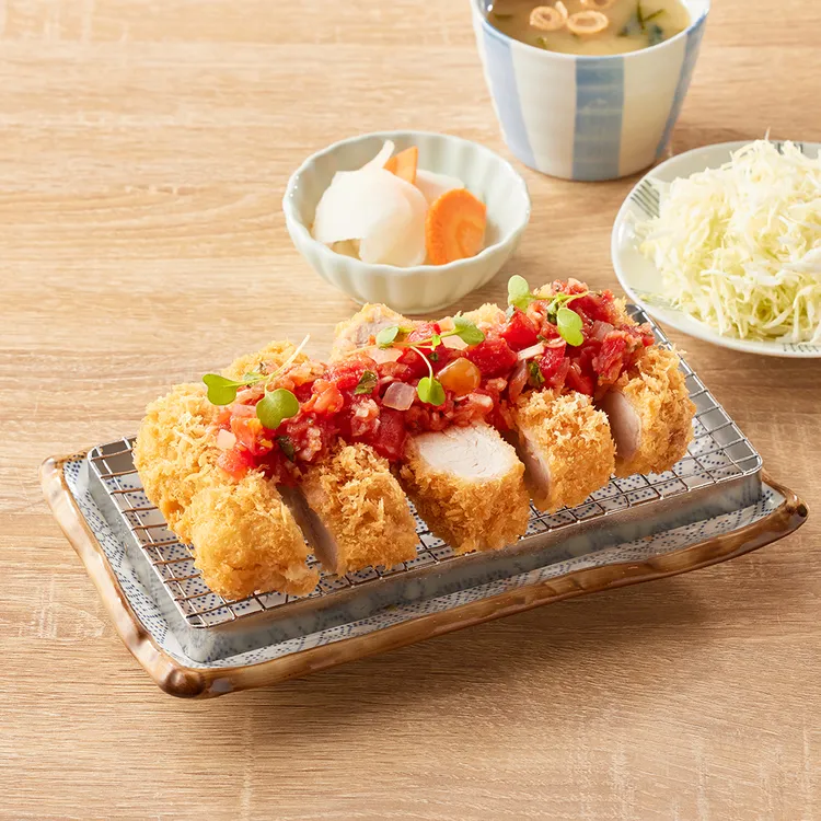 「品田牧場」新推出「厚切腰內紅醬莎莎」，將番茄莎莎醬搭配厚切腰內肉，口感紮實同時開胃解膩。業者提供