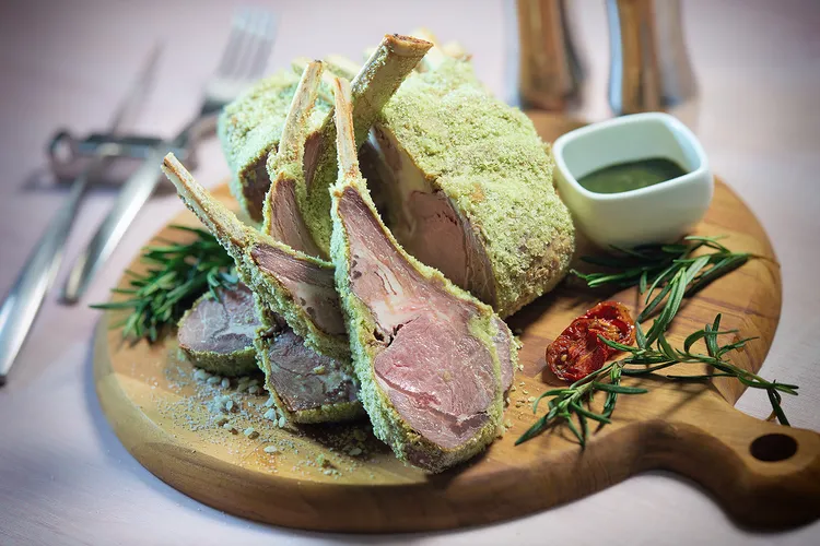 鉑麗安全日餐廳法式風味的「普羅旺斯香草烤羊肋排」，帶有迷迭香氣搭配上風味獨特的薄荷醬汁平衡了豐富的油脂卻略帶清爽風味。業者提供