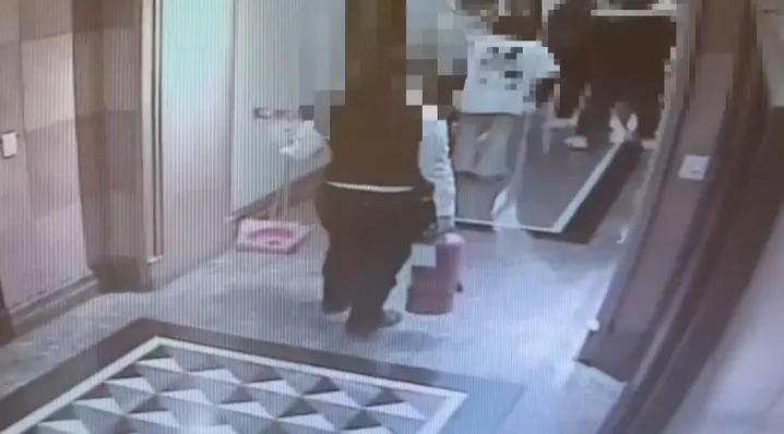 女服務生試圖穿越「混戰區」。