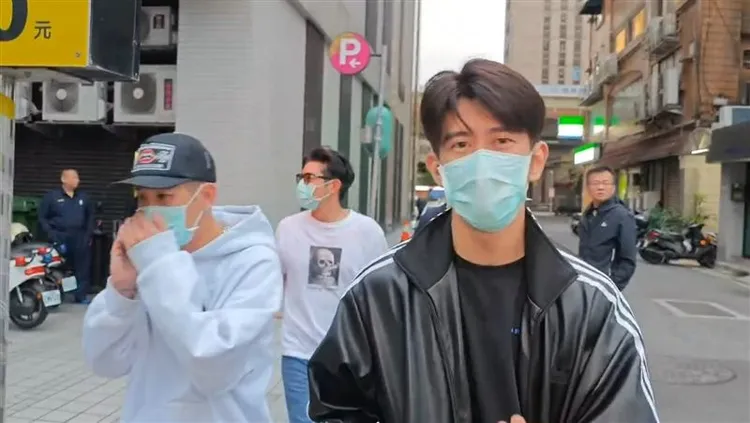 修杰楷（左）、王柏傑KTV鬥毆，「被拽出包廂」打到受傷。