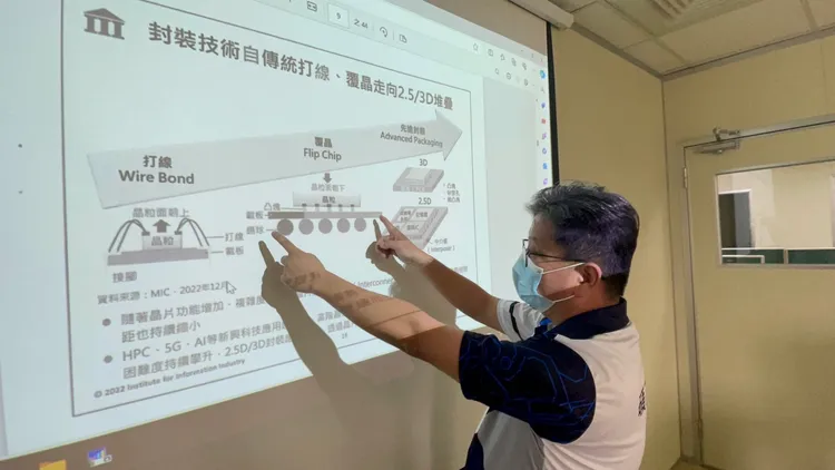 楊允斌說明世界半導體封裝技術發展。張沛森攝
