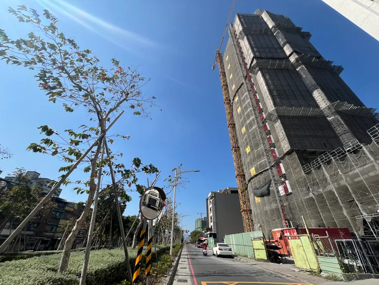 鳳山目前房價最高是社區鄰近鳳山車站「泰緯皇居」，實登每坪最高43.4萬元。葉家銘攝