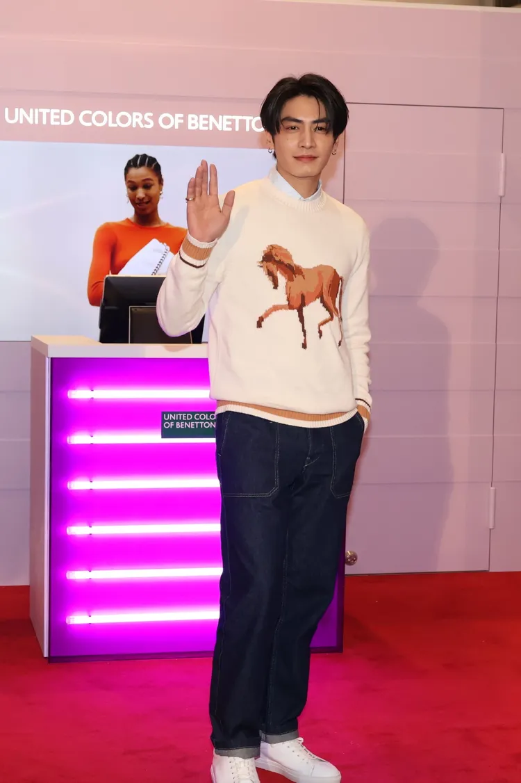 宋柏緯則穿上春夏標誌性的馬圖騰針織上衣搭配經典牛仔褲。莊宗達攝