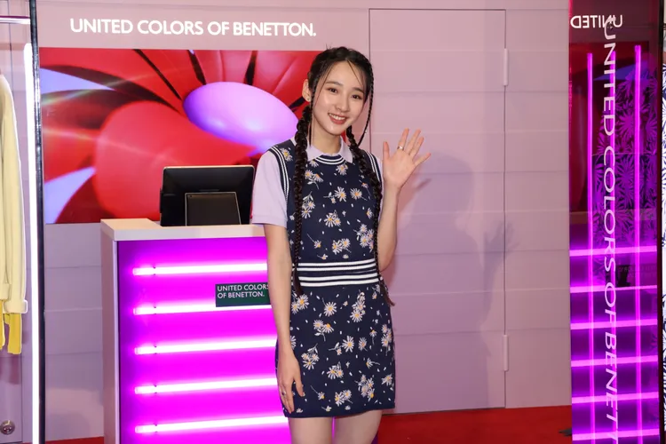 李沐以雙麻花辮搭配大麗花圖騰針織背心與短裙亮相。莊宗達攝